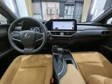 Lexus UX, 2023 3